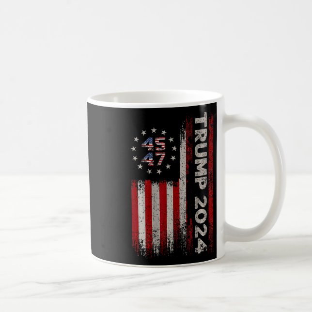 47 Trump 2024 American Flag (auf der Rückseite) Kaffeetasse (Rechts)
