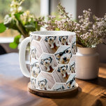 4 Foto Collage - Funkes Hexagon-Muster Kaffeetasse<br><div class="desc">Quadratische Foto funktionieren am besten mit dieser Vorlage. Fügen Sie Ihre Lieblings-Bilder zu dieser lustigen Vorlage. Sie können quadratische Fotos oder beliebige Foto für dieses Raster verwenden.</div>