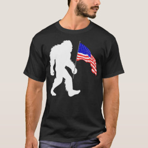 4. Juli Bigfoot Sasquatch Holding American Fla T-Shirt