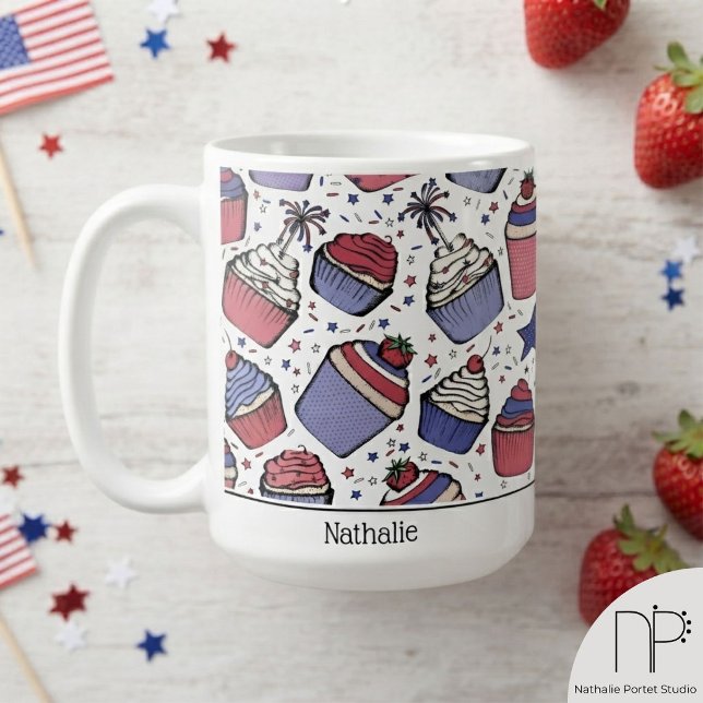 4. Juli Cupcake-Tasse  Kaffeetasse (This July 4th Cupcake Mug features hand-drawn patriotic cupcakes and strawberries by Nathalie Portet)
