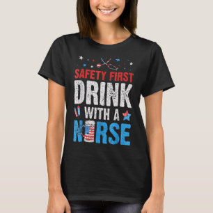4. Juli Feuerwerk Sicherheit Erster Drink mit eine T-Shirt