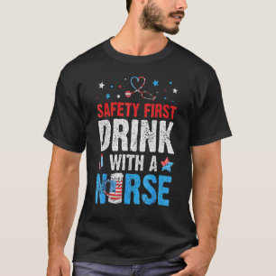4. Juli Feuerwerk Sicherheit geht vor Trinken Sie T-Shirt
