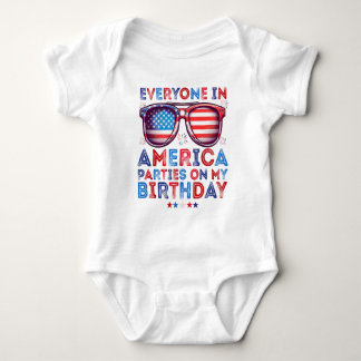 4. Juli Geburtstag Lustig Geboren am vierten Juli Baby Strampler