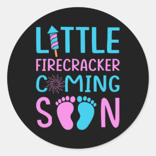 4. Juli Gender Reveal Kleine Firecracker Comin Runder Aufkleber