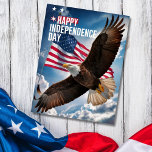 4. Juli Glücklicher Unabhängigkeitstag Gruß Feiertagspostkarte<br><div class="desc">4. Juli Glücklicher Unabhängigkeitstag Gruß Postkarte. Ein majestätischer Glatzenadler,  der mit der amerikanischen Flagge im Hintergrund steil ansteigt,  symbolisiert Freiheit und Stärke. Die Grüße auf der Rückseite,  wie gewünscht.</div>