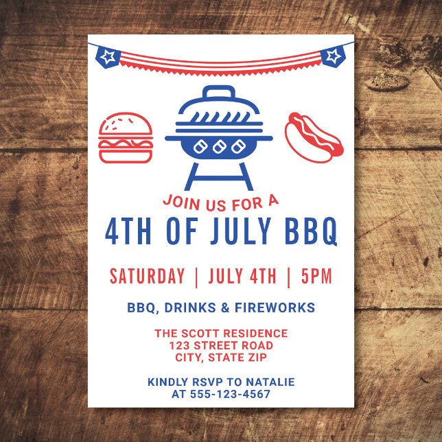 4. Juli GRILLEN Burger Hotdog Cookout Modern Einladung (Modern 4th of July BBQ invitation on a wooden chopping board background.)
