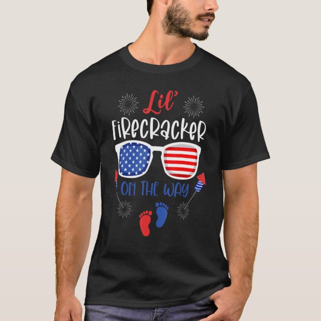 4. Juli SchwangerschaftsOutfits Lil'Firecracker on T-Shirt (Vorderseite)