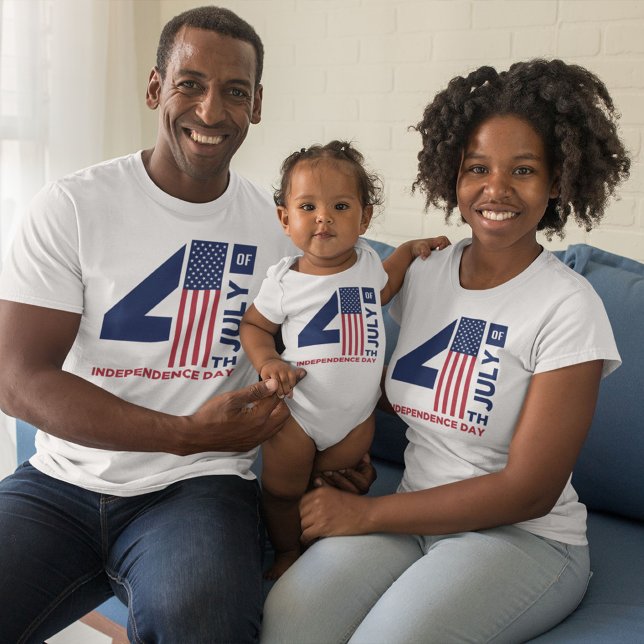 4. Juli Text Design Red White and Blue T-Shirt (Von Creator hochgeladen)