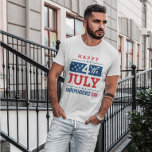 4. Juli Unabhängigkeitstag T-Shirt<br><div class="desc">Zum 4. Juli Unabhängigkeitstag,  moderne Typografie mit amerikanischen Fahnenfarben,  Sternen und Streifen. Modernes patriotisches Design.</div>