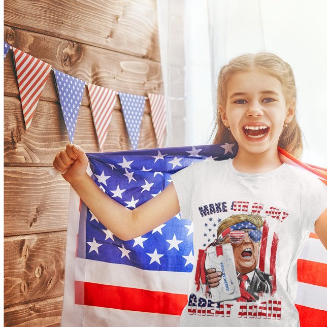 4. Juli wieder groß - Girls' T - Shirt (Make 4th of July Great Again Girls' T-shirt, Featuring a Vibrant Caricature of Donald Trump.)