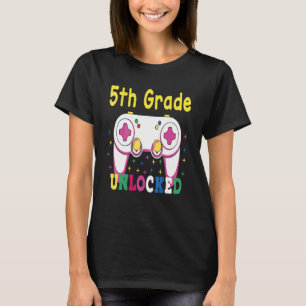 4. Klasse erreicht 5. Klasse Unverriegelter Retro- T-Shirt