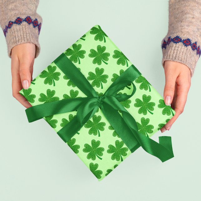 4 Leaf Clover St Patrick's Day Light Green Geschenkpapier (Von Creator hochgeladen)