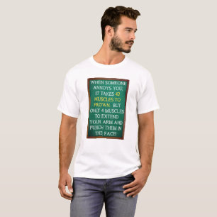 4 Muskeln um lustig T-Shirt zu schlagen