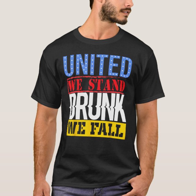 4th July American Holiday United We Stand Drunk We T-Shirt (Vorderseite)