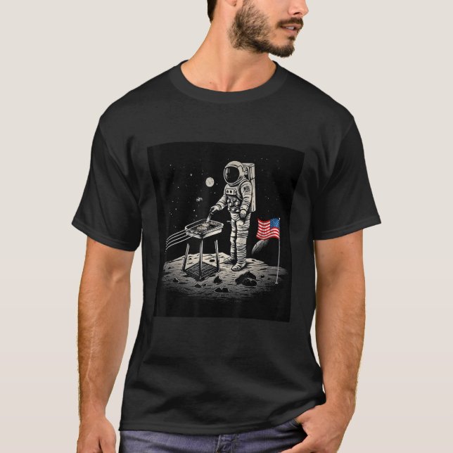4th of July Astronaut American Flag Grilling on th T-Shirt (Vorderseite)