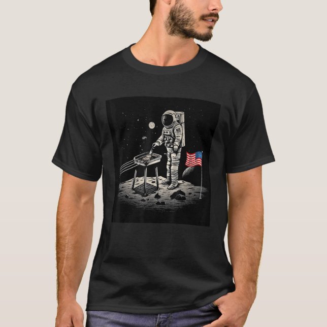 4th of July Astronaut American Flag Grilling on th T-Shirt (Vorderseite)