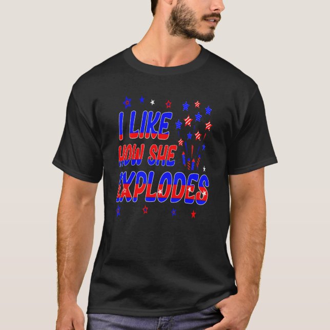 4th of July I Like How She Explodes Men Women USA  T-Shirt (Vorderseite)