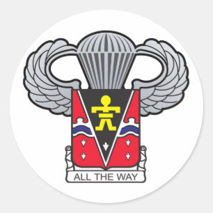 509. Im Flugzeug Wappen mit Im Flugzeug Flügeln Runder Aufkleber