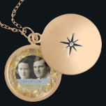 50. Andenken des Jahrestags-goldenes Foto-Spant-| Vergoldete Kette<br><div class="desc">Dieses ist ein einzigartiges, hat Gedenkandenken des eleganten personalisierten Effekt-Jahrestages der Halskette des Jahrestages des Fotos goldenen hängenden glänzenden Goldihre eigene personalisierte Fotoschablone der glücklich verheirateten Jahrestagspaare von fünfzig Jahren zentriert und gerahmt durch einen Kreis der eleganten verzierten Goldstrudelentwürfe. An der Unterseite sind die verheirateten Paarnamen und das Hochzeitsjahrestagsdatum in...</div>