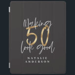 50 aussehen gut Gold Geburtstagsfeier iPad Hülle<br><div class="desc">Feiern Sie Ihren 50. Geburtstag stilvoll mit diesem schwarzen,  weißen und goldenen Effekt 50 und fabelhaftem Geburtstagsdesign. Modernes Design mit Skripttext und fett gedruckter Grafik. Ändern Sie die Farbe,  um sie anzupassen. Teil einer Sammlung.</div>