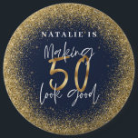 50 aussehen lassen - eine gute blaue Gold-Geburtst Button<br><div class="desc">Die 50 Jahre als Geburtstagsgeschenk personalisierter Geburtstagsgeschenk gut aussehen zu lassen. Das Leben beginnt um 50, zeigen, wie glücklich Sie sind, in Ihren 50er Jahren mit diesem Design, ideal für eine Geburtstagsfeier oder Feier Wochenende weg. Machen Sie es zu einem Party, mit dem phantastischen Outfit oder ein ideales Geschenk für...</div>