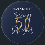 50 aussehen lassen - eine gute blaue Gold-Geburtst Button<br><div class="desc">Die 50 Jahre als Geburtstagsgeschenk personalisierter Geburtstagsgeschenk gut aussehen zu lassen. Das Leben beginnt um 50, zeigen, wie glücklich Sie sind, in Ihren 50er Jahren mit diesem Design, ideal für eine Geburtstagsfeier oder Feier Wochenende weg. Machen Sie es zu einem Party, mit dem phantastischen Outfit oder ein ideales Geschenk für...</div>