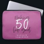 50 aussehen wie Gold Geburtstagsfeier Laptopschutzhülle<br><div class="desc">Feiern Sie Ihren 50. Geburtstag stilvoll mit diesem schicken,  eleganten 50. Geburtstagsdesign. Modernes Design mit Skripttext und fett formatierter Grafik. Ändern Sie die Farbe,  um sie anzupassen. Teil einer Sammlung.</div>