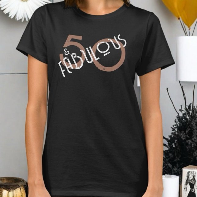 50 & Fabulous Geburtstag monogramm brauner weißer  T-Shirt (Von Creator hochgeladen)