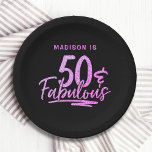 50 & Fabulous Lila Glitzer 50. Geburtstagsname Pappteller<br><div class="desc">50 & Fabulous Lila Glitzer 50. Geburtstag Sparkle Paper Party Teller bietet das moderne Textdesign "50 & Fabulous" in lila Glitzer Kalligraphie Skript auf einem schwarzen Hintergrund. Personalisiert mit Ihrem individuelle Name oben,  indem Sie den Text in der angegebenen Textbox bearbeiten. Ideal für eine 50. Geburtstagsfeier oder Feier.</div>