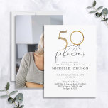 50 & Fabulous Schwarz-weiß & Gold Foto Geburtstag Einladung<br><div class="desc">"50 und fabelhaft!" Die Einladung dieser schwarzen, weißen und goldenen Frau zum 50. Geburtstag ist einfach, frisch und einzigartig. Mit der Zahl "50" in Imitaten Goldfolie "und fabelhaft" und die personalisierten Namen und Datumsinformationen sind in schwarz. "und fabelhaft" ist in einer schönen, handgeschriebenen Schrift-Typografie geschrieben, und die Rückseite der Karte...</div>
