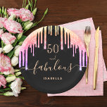 50 fantastische Geburtstagsglänze aus schwarzem Re Pappteller<br><div class="desc">Eine trendige und glamouröse 50. Geburtstagszeitung. Ein klassischer schwarzer Hintergrund mit regenbogenfarbenen Imitaten Glitzer Tropfen, Farbe Tropfen in lila, rosa und Rose Gold. Mit dem Text: 50 und fabelhaft. Personalisieren und einen Namen hinzufügen. Golden farbiger Text. Das Wort Fabulous wird mit einem modernen handgeschriebenen Stilskript mit Swashes geschrieben. Passende Papierservietten...</div>