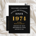 50. Geburtstag 1974 Schwarzes Gold Einladung Postkarte<br><div class="desc">Elegantes Schwarz und Gold 50. Geburtstags Einladung - Erstellen Sie Ihr eigenes Personalisiertes Design. Die Bühne für eine bemerkenswerte Feier zu setzen beginnt mit der vollkommenen Einladung. Unsere elegante Schwarz-Gold-Einladung zum 50. Geburtstag ist die perfekte Wahl für dieses Meilenstein-Event. Schwarz gebadet für eine Touch von Eleganz und goldverziert für eine...</div>