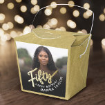 50. Geburtstag 50 Drehbuch Gold schwarzes Foto Geschenkschachtel<br><div class="desc">50 Goldskripte und Gold sehen aus wie zwei Gastgeschenk-Boxen auf der Seite des Fotos. Personalisieren Sie dieses Foto mit Ihrem eigenen Geburtstagsmädchen-Namen und Foto Ihres Geburtstagsmädchens. Andere Jahre und passende Artikel sind verfügbar und können auf Anfrage erstellt werden. © Original Design von Sarah Trett für www.mylittleeden.com auf Zazzle.</div>