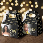 50. Geburtstag 50 Drehbuch Gold schwarzes Foto Geschenkschachtel<br><div class="desc">50 Goldskripte bewirken zwei Gastgeschenk-Boxen auf der Seite des Fotos. Personalisieren Sie dieses Foto mit dem Geburtstagsmädchen und zwei Fotos Ihres Geburtstagsmädchens oder , jeweils eins auf jeder Seite. Andere Jahre und passende Artikel sind verfügbar und können auf Anfrage erstellt werden. © Original Design von Sarah Trett für www.mylittleeden.com auf...</div>