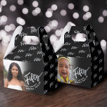 50. Geburtstag 50 Drehbuch Silberschwarzes Foto Geschenkschachtel<br><div class="desc">Fünfzig silberne Schrift und Silbereffekt zwei seitliche Foto-Gastgeschenk-Boxen. Personalisieren Sie dieses Foto mit dem Geburtstagsmädchen und zwei Fotos Ihres Geburtstagsmädchens oder ,  jeweils eins auf jeder Seite. Andere Jahre und passende Artikel sind verfügbar und können auf Anfrage erstellt werden. © Original Design von Sarah Trett für www.mylittleeden.com auf Zazzle.</div>