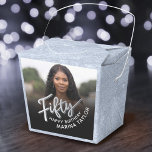 50. Geburtstag 50 Drehbuch Silberschwarzes Foto Geschenkschachtel<br><div class="desc">Fünfzig silberne Schrift und Silbereffekt zwei seitliche Foto-Gastgeschenk-Boxen. Personalisieren Sie dieses Foto mit Ihrem eigenen Geburtstagsmädchen-Namen und Foto Ihres Geburtstagsmädchens. Andere Jahre und passende Artikel sind verfügbar und können auf Anfrage erstellt werden. © Original Design von Sarah Trett für www.mylittleeden.com auf Zazzle.</div>