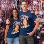 50. Geburtstag 50 und fabelhaftes Glitzer Art Foto T-Shirt<br><div class="desc">50 und fabelhaft, 50. Geburtstag Glitzer-Stil Effekt fünfzig Skripttext in Rose Rosa und Silber mit Text auf dunkelfarbenen T - Shirt ergänzen Ihr eigenes Foto. Personalisieren Sie dieses 50. Shirt mit Ihrer Botschaft und dem quadratischen Foto Ihres Geburtstagsmädchens. Weitere Jahre und passende Artikel sind verfügbar. © Original Design von Sarah...</div>