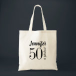 50. Geburtstag 50 und Fabulous Script Typografie Tragetasche<br><div class="desc">Diese schwarze nur typografische 50 und Fabulous Tote-Tasche ist super einfach zu personalisieren für Ihre spezielle Veranstaltung. Fügen Sie Ihren Namen in einem modernen Skript-Schriftart ganz oben in das Design ein, indem Sie die Schaltfläche Personalisieren verwenden, um Ihre Details zu ändern. Das ist ein großartiges Geschenk für einen besonderen Freund,...</div>