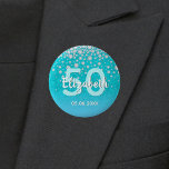 50. Geburtstag Diamanten Glitzer aquamarin blau gr Button<br><div class="desc">Eine elegante, glamouröse und mädchenhafte 50. Geburtstagsparty-Taste. Aquamariner, blau-grüner Imitat Glitzer mit Imitaten Diamantsprinkle und einem goldenen Rahmen. Vorlagen für einen Namen, 50 Jahre und ein Datum. Geburtsdatum oder das Datum des Party/Jahrestages. Weiße und aquamarine Buchstaben. Der Name wird mit einem handgeschriebenen Stilskript geschrieben. Kann als Gastgeschenk oder als Save...</div>