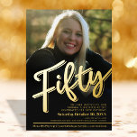50. Geburtstag Foto-Skript Gold Folieneinladung<br><div class="desc">50 fett formatierter Text oder Ihre eigene Folienfarbe. Personalisieren Sie diese 50. Geburtstags-Script-Foto-Geburtstagseinladung mit Ihren eigenen Geburtstagsfeierdetails und einem Foto Ihrer Geburtstagsfrau. Weitere Jahre und passende Artikel sind verfügbar. © Original Design von Sarah Trett für www.mylittleeden.com auf Zazzle.</div>