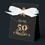 50. Geburtstag Luxus Golden Blume Elegante Klasse Geschenkschachtel<br><div class="desc">Luxuriöses Blumendekor mit Namen und Alter,  um für schick Geburtstagsfeiern zu personalisieren. Hauptfarben dieser Vorlage : schwarz,  weiß und gold (es werden normale Tinten verwendet,  keine metallischen).</div>