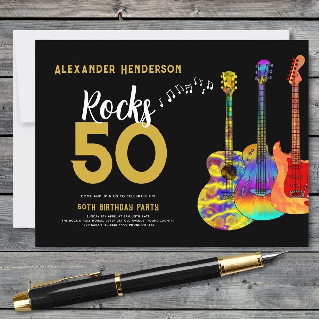 50. Geburtstagsmusik Gitarre Rocks 50 Einladungspostkarte (Rock and roll black and gold 50th birthday party budget postcard invitation with funky guitars)