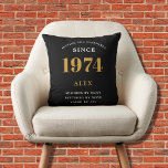 50. Geburtstagsname 1974 Black Gold Elegant Chic Kissen<br><div class="desc">50. Geburtstagssonderaktion 1974 Geborenes Schwarz-Gold-Chic Elegant-Kissen - Ideal für Zuhause Décor. Feiern Sie Ihren 50. Meilenstein mit unserem Black Gold Elegant Chic Throw Kissen. Dieses künstlerisch entworfene Kissen ist nicht nur ein Kissen, sondern eine Hommage an Ihre goldene Reise seit 1974. Mit Stil und Eleganz ist es eine perfekte Mischung...</div>