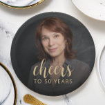 50. Geburtstagsparty Foto Cheers Pappteller<br><div class="desc">Diese maßgeschneiderten 50. Geburtstagszeitung-Teller zeigen den Gast des Fotos und Geburtstags der Ehre,  zusammen mit dem Wort "Cheers" in der goldfarbenen Kalligraphie-Schrift. Ein dunkler Bildschirm hilft,  den Text-Pop zu machen. Eine tolle Art,  jemanden zu feiern,  der fünfzig wird!</div>