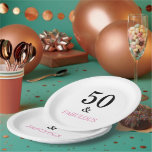 50. Geburtstagsparty-Zitat mit schwarz-rosa Text Pappteller<br><div class="desc">Das Party aus dem 19. Jahrhundert ist in Rosa mit schwarzem  gehalten. Um weitere Produkte anzuzeigen,  klicken Sie auf den Link "Shop".</div>