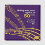 50. GOLDEN Wedding | MUSIKNOTEN Magnet<br><div class="desc">Modernes lila 50TH GOLDEN WEDDING ANNIVERSARY Magnet, inklusive musikalischer Stöcke und 50 in GOLD vor LILA Hintergrund. Der Haupttext lautet "MAKING SWEET MUSIC FOR 50 YAARS". Es gibt einen CUSTOMIZABLE-TEXT, den Sie PERSONALISIEREN können, indem Sie das Jubiläumsjahr, die Namen des besonderen Paares und das laufende Jahr hinzufügen. GRATULATIONS ist in...</div>