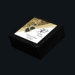 50. Goldener Glitzer Erinnerungskiste<br><div class="desc">50. Golden Glitzer Jubiläum Design Keepake Geschenkboxen bereit für Sie zu personalisieren. Dieses Design funktioniert gut für andere Veranstaltungen und Anlässe wie Geburtstag, Hochzeit, Verlobung, Abschluss, Ruhestand, etc..durch einfaches Ändern des Texts. 😊 Dieses Produkt ist zu 100% benutzerdefinierbar. Grafik und/oder Text können hinzugefügt, gelöscht, verschoben, verändert, verändert, gedreht usw. werden.(nur...</div>