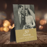 50. Goldenes Hochzeitstag Confetti-Foto Fotoplatte<br><div class="desc">Ein wunderschönes 50. goldenes Hochzeitstag mit Goldstaubkonfetti. Personalisieren Sie mit einem besonderen Foto und Jubiläumsdetails Set in klassischer Typografie. Entwickelt von Thisisnotme©</div>