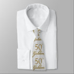 50. Goldenes Silver zum 50. Jubiläum mit Gold Krawatte<br><div class="desc">50. Goldener Text in goldener Farbe wiederholte die Vorderseite dieser goldenen Jubiläumsfeier-Krawatte mit einem sich koordinierenden silbernen Damast auf der Rückseite.</div>