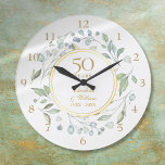 50. Hochzeitstag Blumengrün Große Wanduhr<br><div class="desc">Mit einem zarten,  floralfarbenen Grüngarten im Wasser kann diese schicke botanische 50-jährige Hochzeitstag-Uhr mit Ihrem goldenen Jubiläumsdetails-Set in elegantem typografischen Set in zwei goldenen Ringen personalisiert werden. Entwickelt von Thisisnotme©</div>